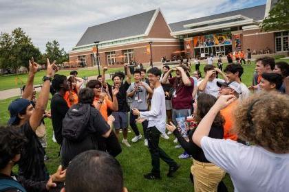 太平洋欢迎活动期间，学生们在杜克大学的草坪上