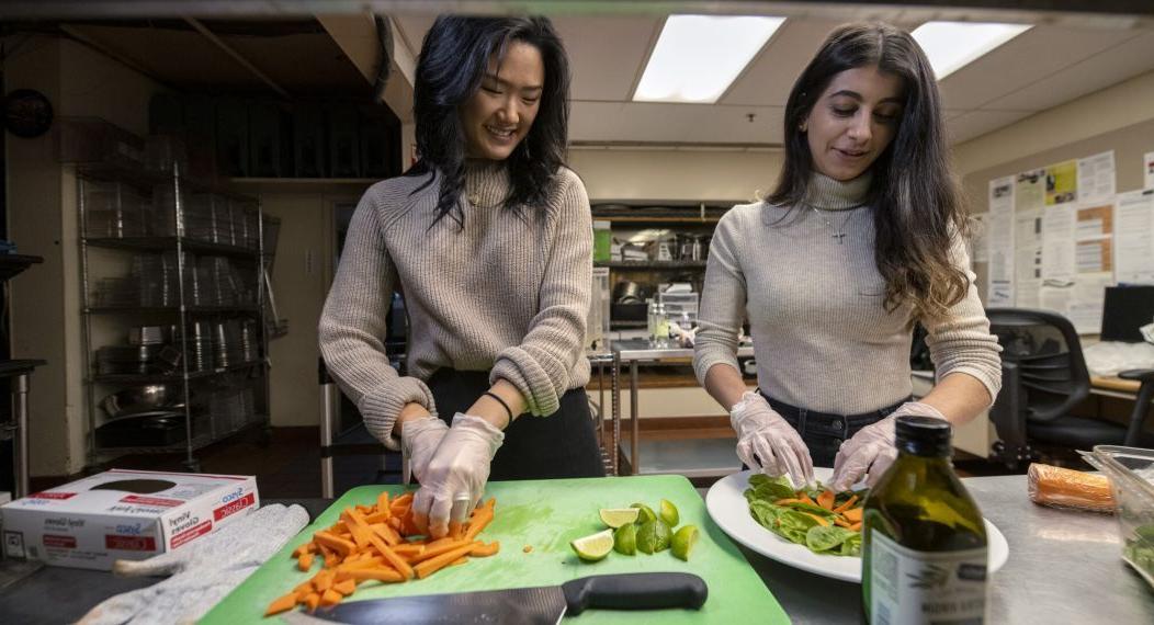 Mary Zeidan和Ca-Eun Sung, 临床营养, photographed at the McGeorge School of 法律 student center in Sacramento on November 20, 2020